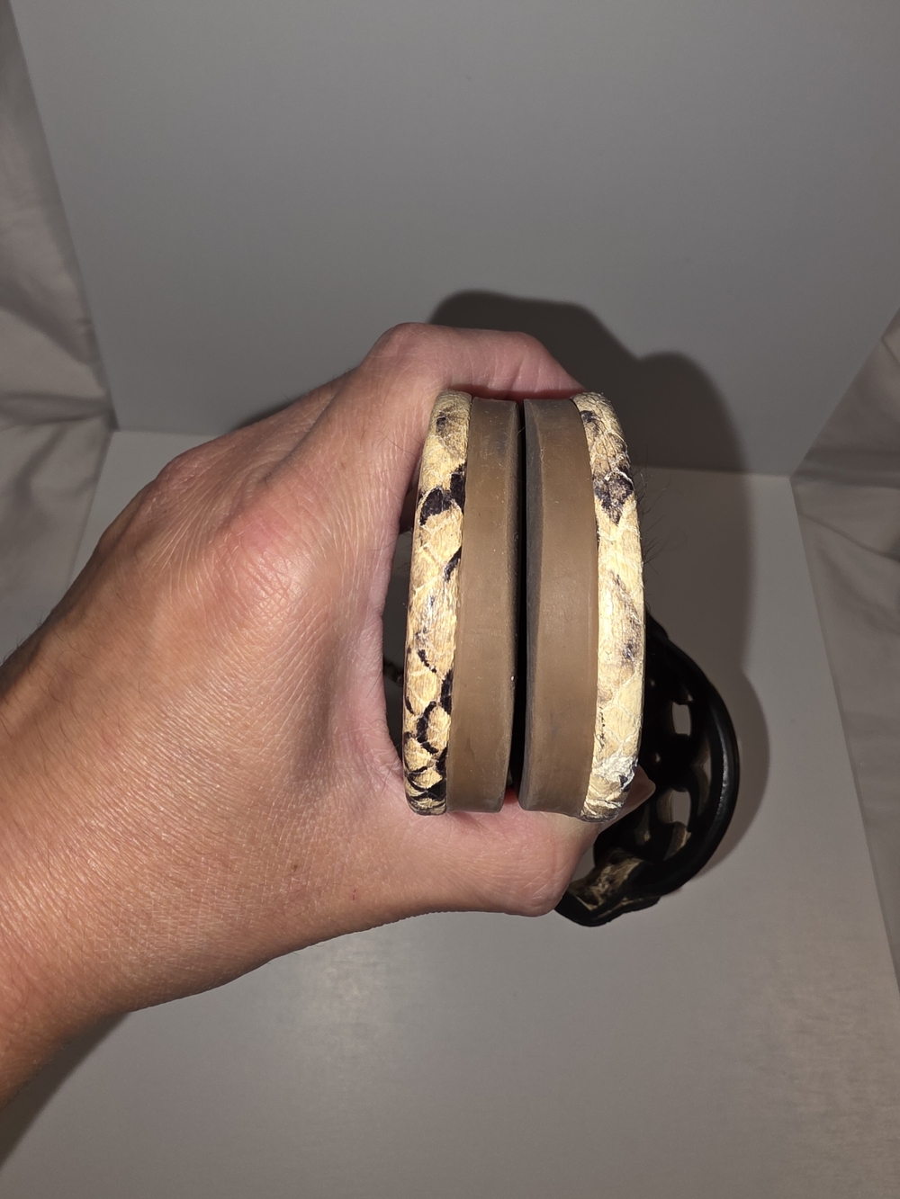 Tory Burch Gold Logo Snake-Print Thong Sandals - Black & Gold - Picture 4 of 9
